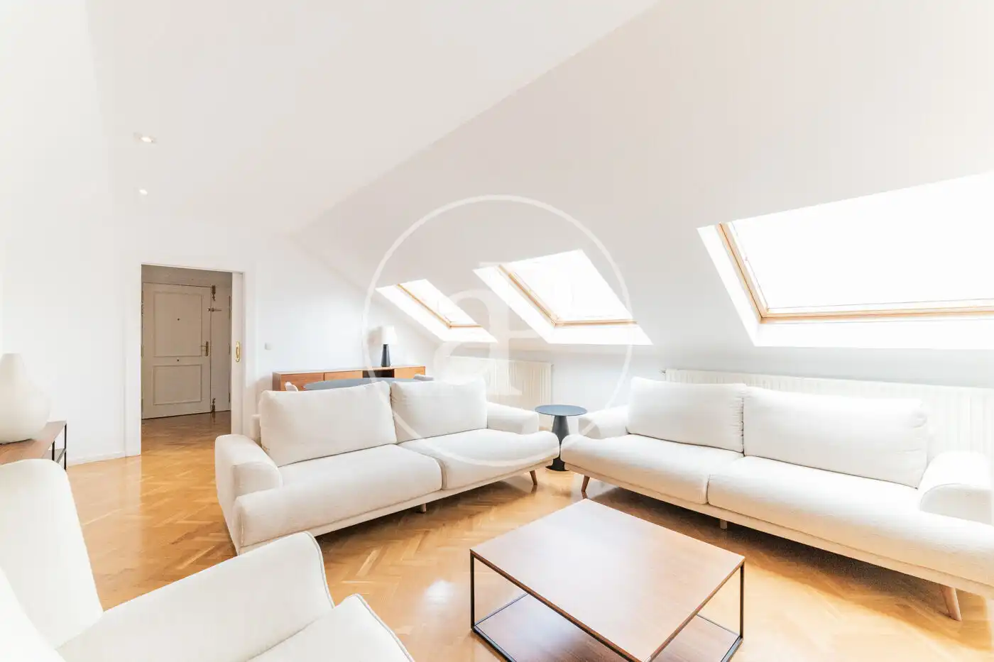 Sala d'estar de Àtic de lloguer en Madrid amb Aire condicionat, Calefacció i Moblat