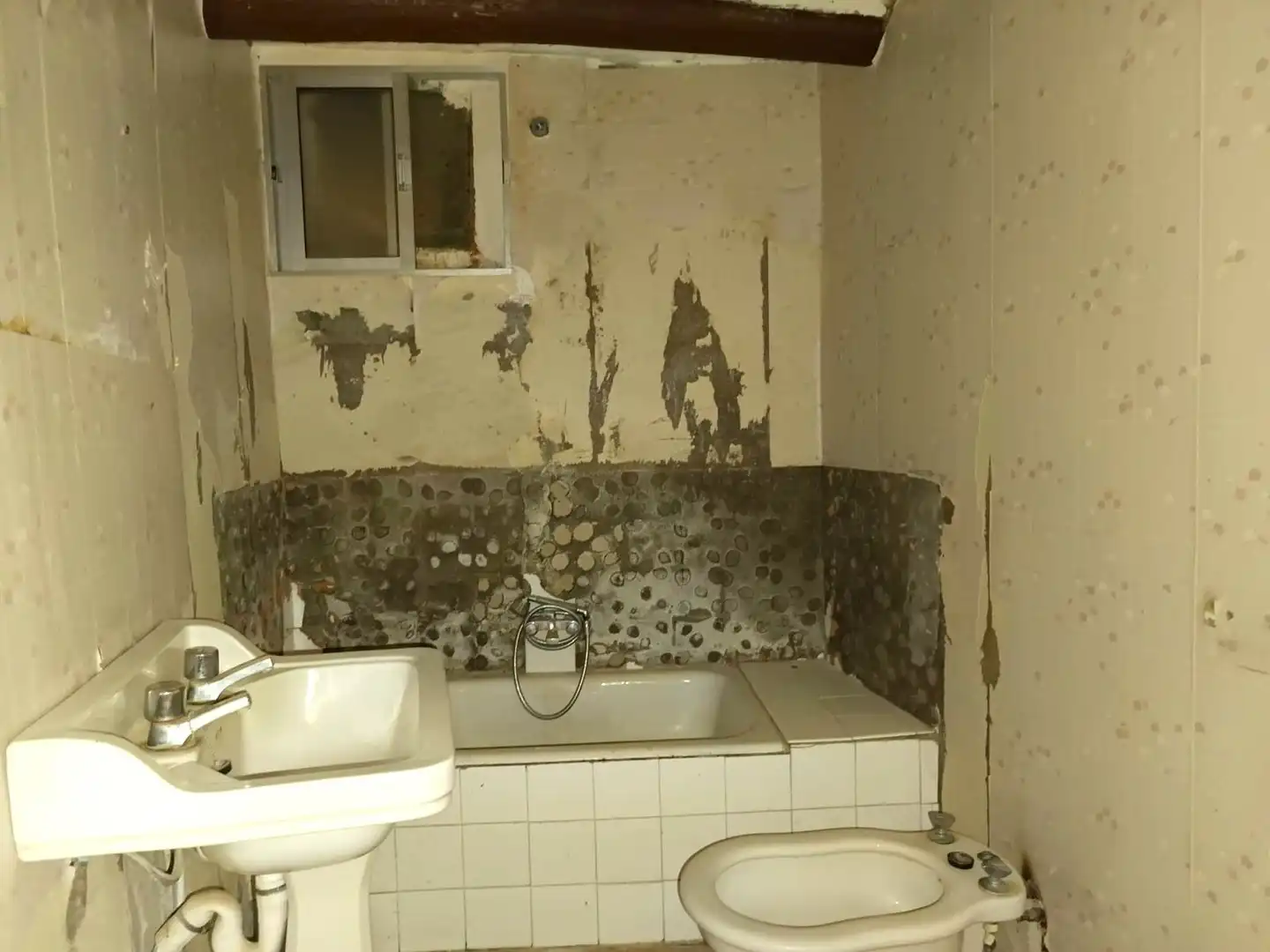 Badezimmer von Country house zum Verkauf in Barbuñales mit Privatgarten und Terrasse