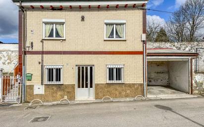 Vista exterior de Casa o xalet en venda en Siero amb Terrassa i Balcó