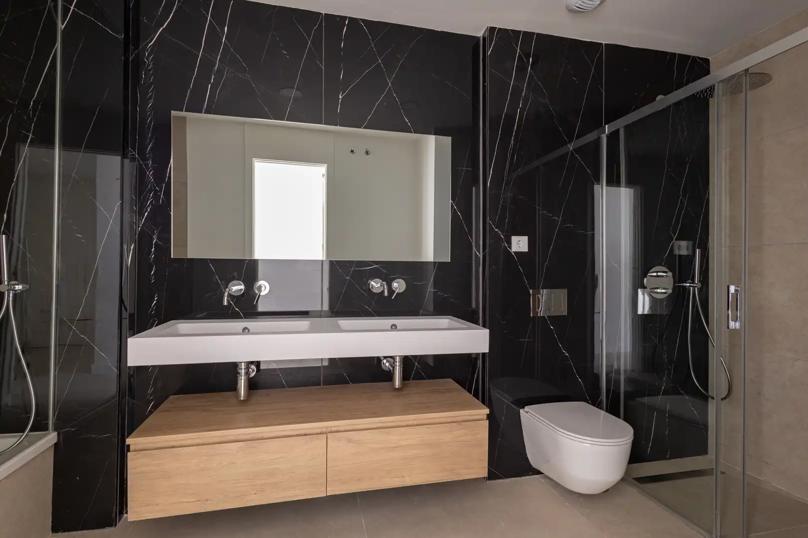 Badezimmer von Erdgeschoss zum Verkauf in Benahavís mit Klimaanlage, Heizung und Privatgarten