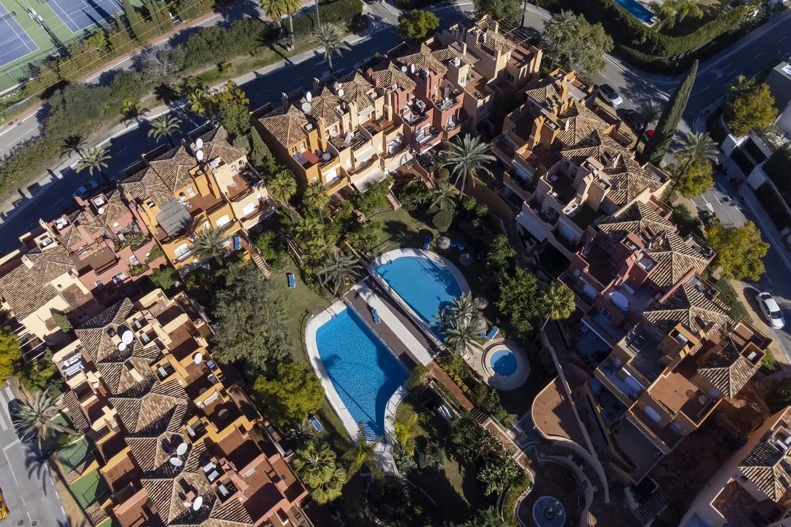 Vista exterior de Casa adosada en venda en Marbella amb Terrassa, Traster i Moblat