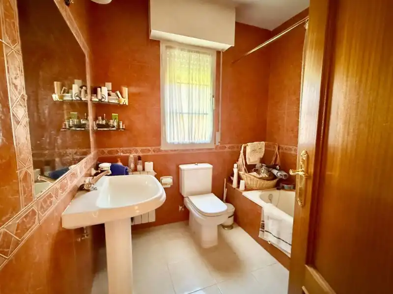 Bany de Casa o xalet en venda en El Espinar amb Calefacció, Jardí privat i Parquet