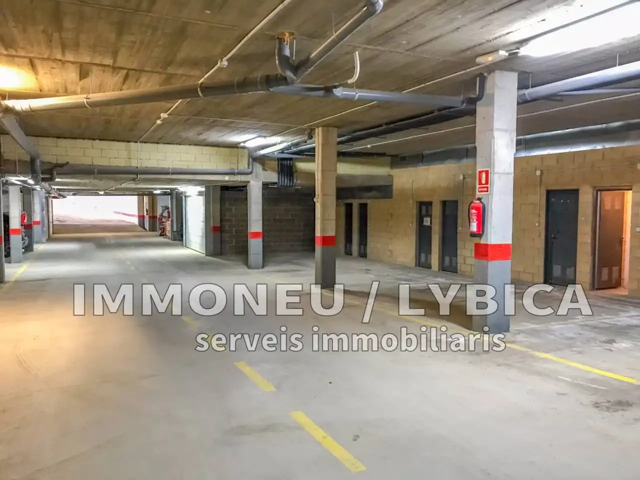 Parkplatz von Garage zum Verkauf in Alp