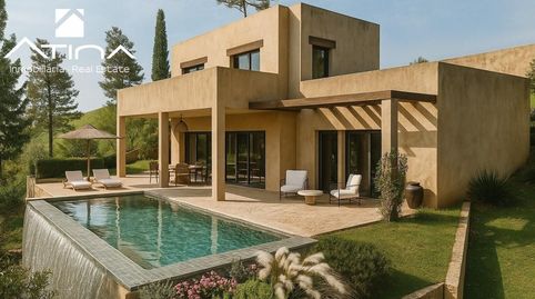 Impresionante Villa de Estilo Ibicenco en un Entorno Natural con Piscina Infinita