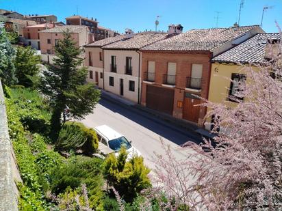 Vista exterior de Casa adosada en venda en Lerma amb Jardí privat, Traster i Balcó