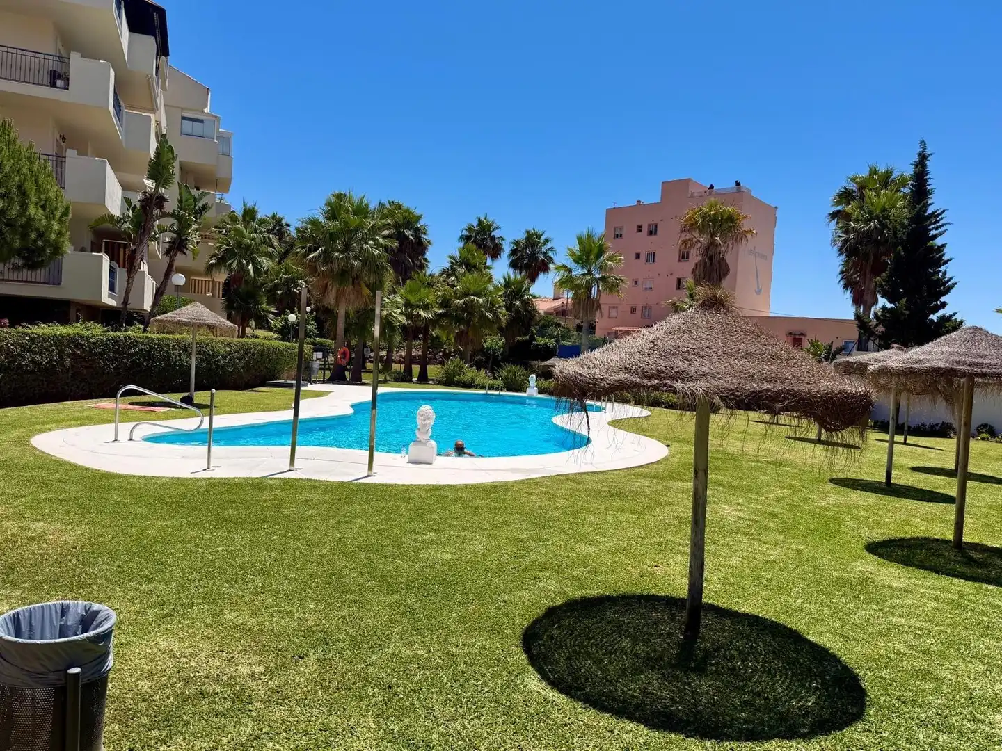 Piscina de Piso en venta en Benalmádena con Aire acondicionado, Jardín privado y Terraza
