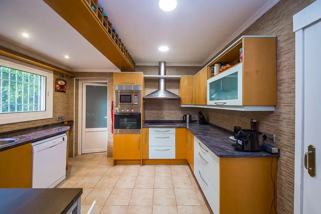 Cocina de Casa adosada en venta en Castell d'Aro, Platja d'Aro i s'Agaró con Aire acondicionado, Calefacción y Jardín privado