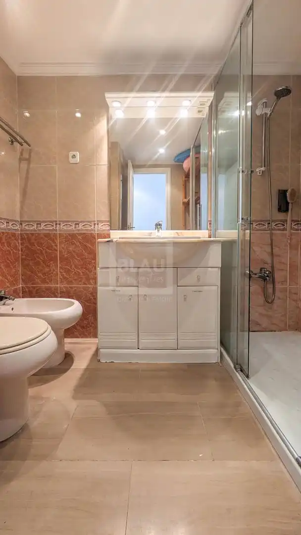 Badezimmer von Dachboden zum Verkauf in Sant Josep de sa Talaia mit Klimaanlage, Terrasse und Schwimmbad