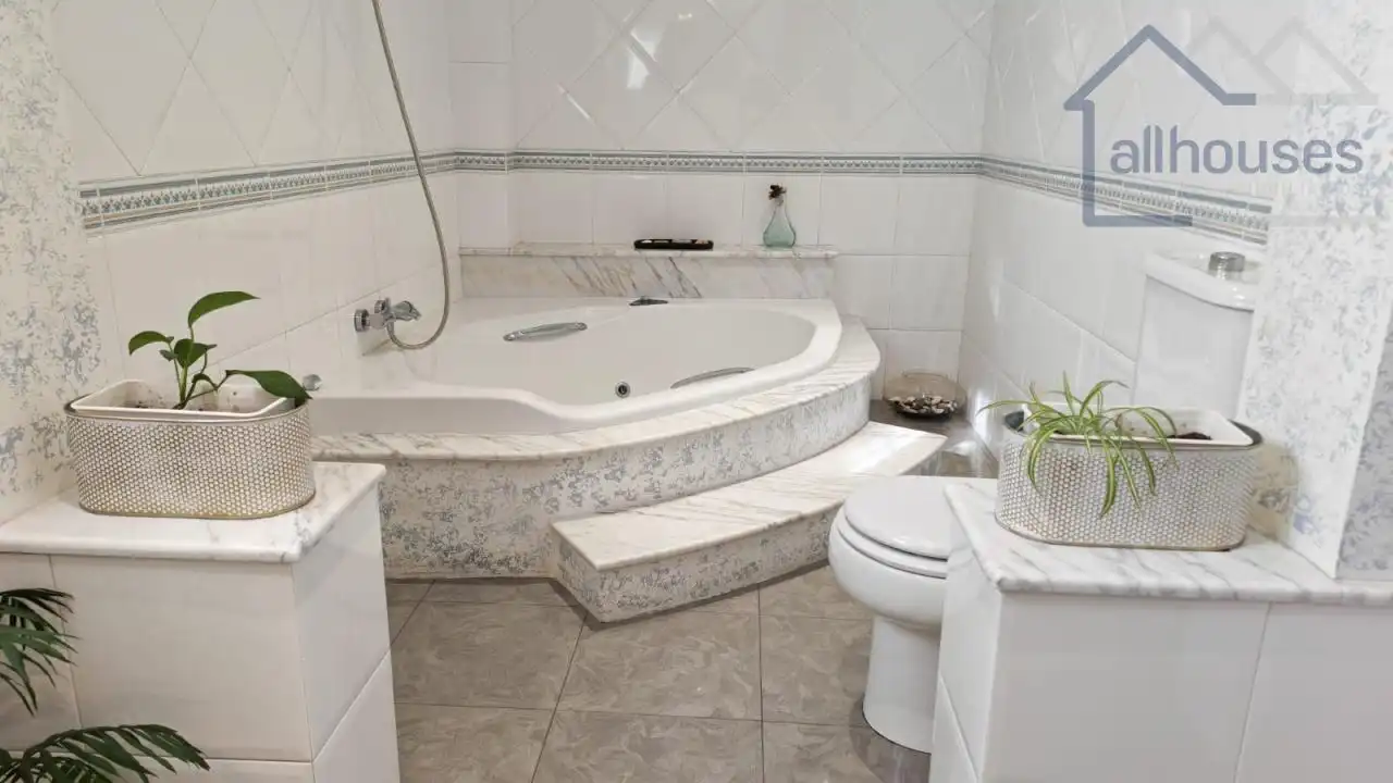 Bathroom of Houses for rent in Vigo   with Heating, Private garden and Terrace