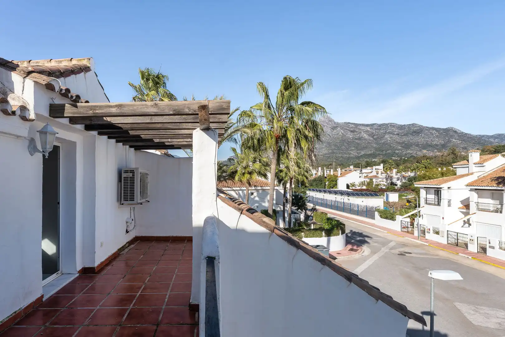 Vista exterior de Casa adosada en venda en Marbella amb Terrassa, Piscina i Piscina comunitària