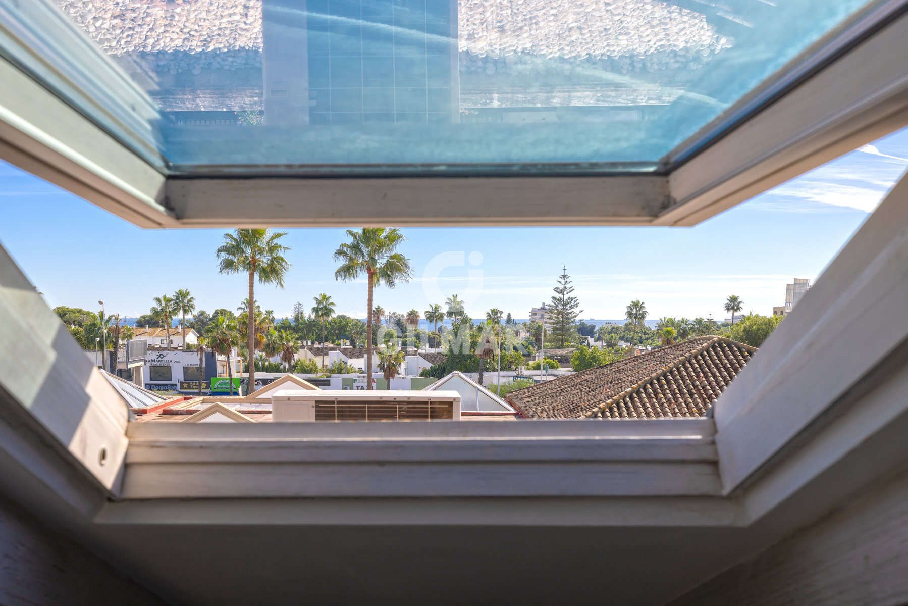 Vista exterior de Casa adosada en venda en Estepona amb Calefacció i Jardí privat