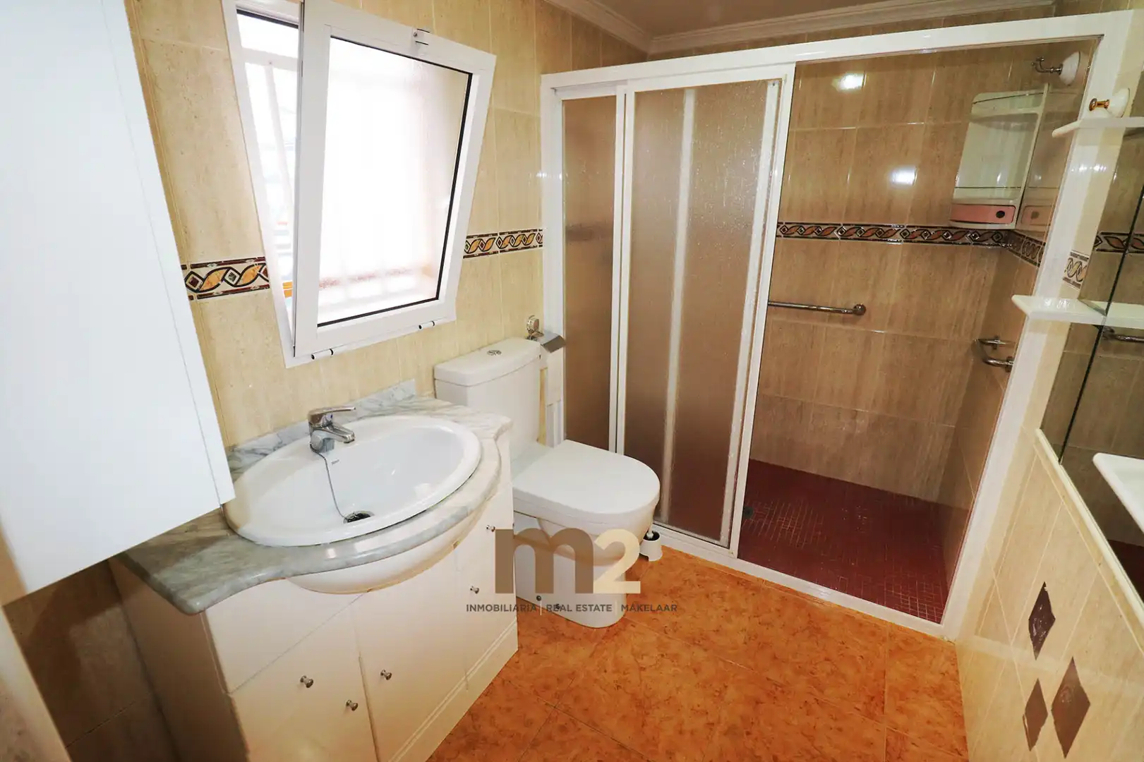 Badezimmer von Einfamilien-Reihenhaus zur Miete in Guardamar del Segura mit Klimaanlage, Heizung und Möbliert