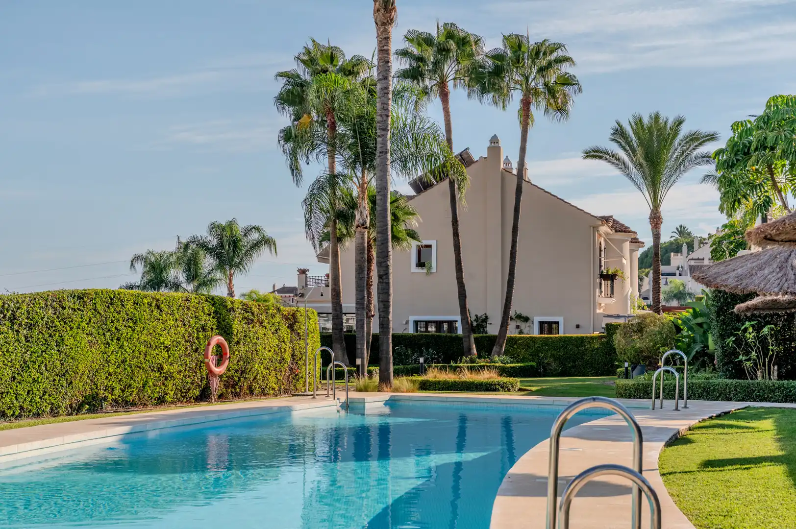 Piscina de Casa adosada en venda en Estepona amb Aire condicionat, Calefacció i Jardí privat