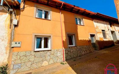 Vista exterior de Casa o xalet en venda en Valverde de la Virgen amb Calefacció, Jardí privat i Traster