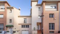 Vista exterior de Casa adosada en venda en  Granada Capital amb Aire condicionat, Calefacció i Jardí privat