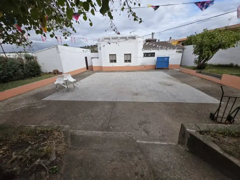 Vista exterior de Casa o chalet en venta en Valdeobispo con Terraza y Piscina