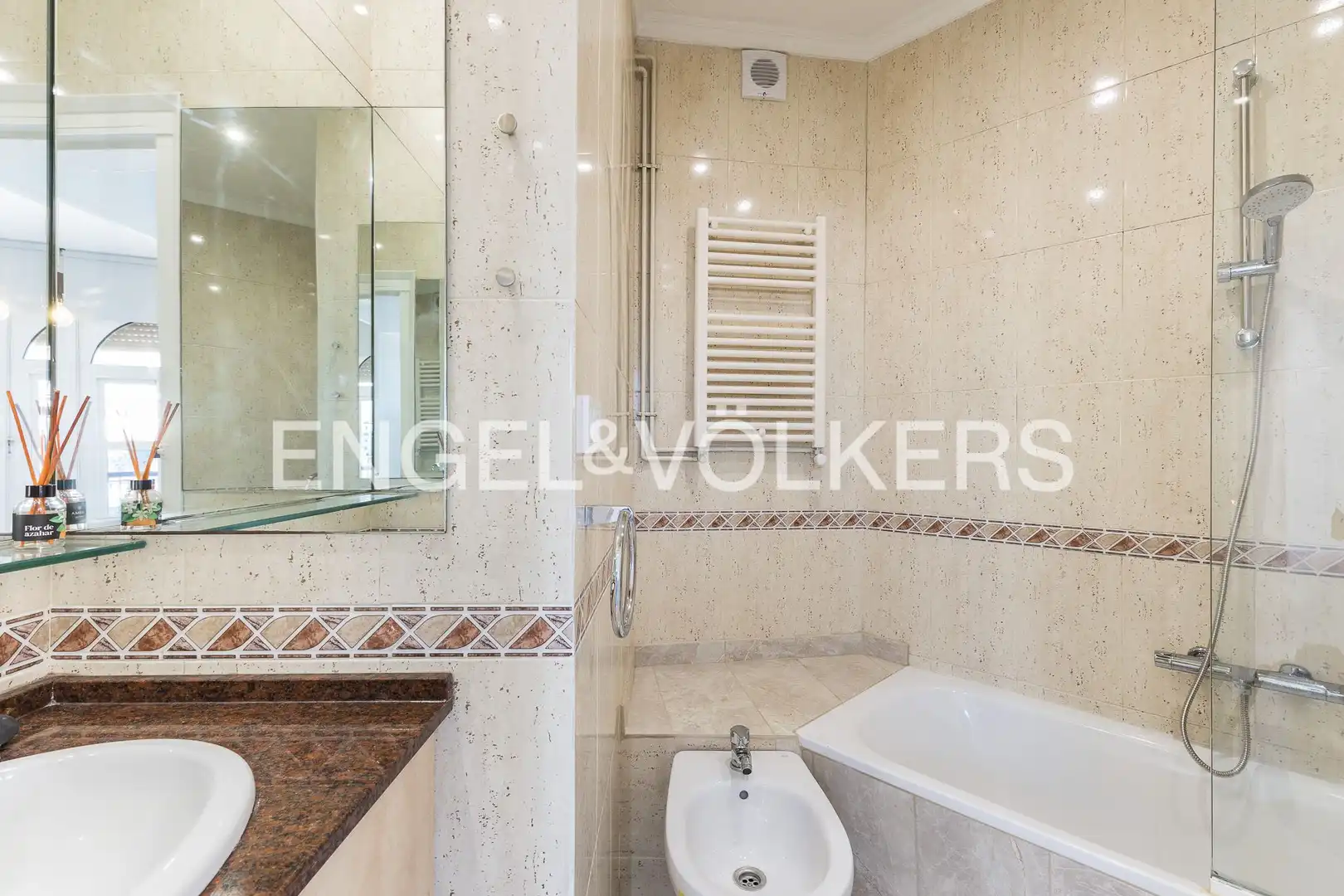 Badezimmer von Wohnung zum Verkauf in Barcelona mit Klimaanlage, Heizung und Parkett