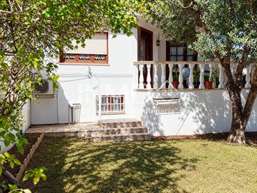 Casa aparellada en venda a Carrer de la Falúa