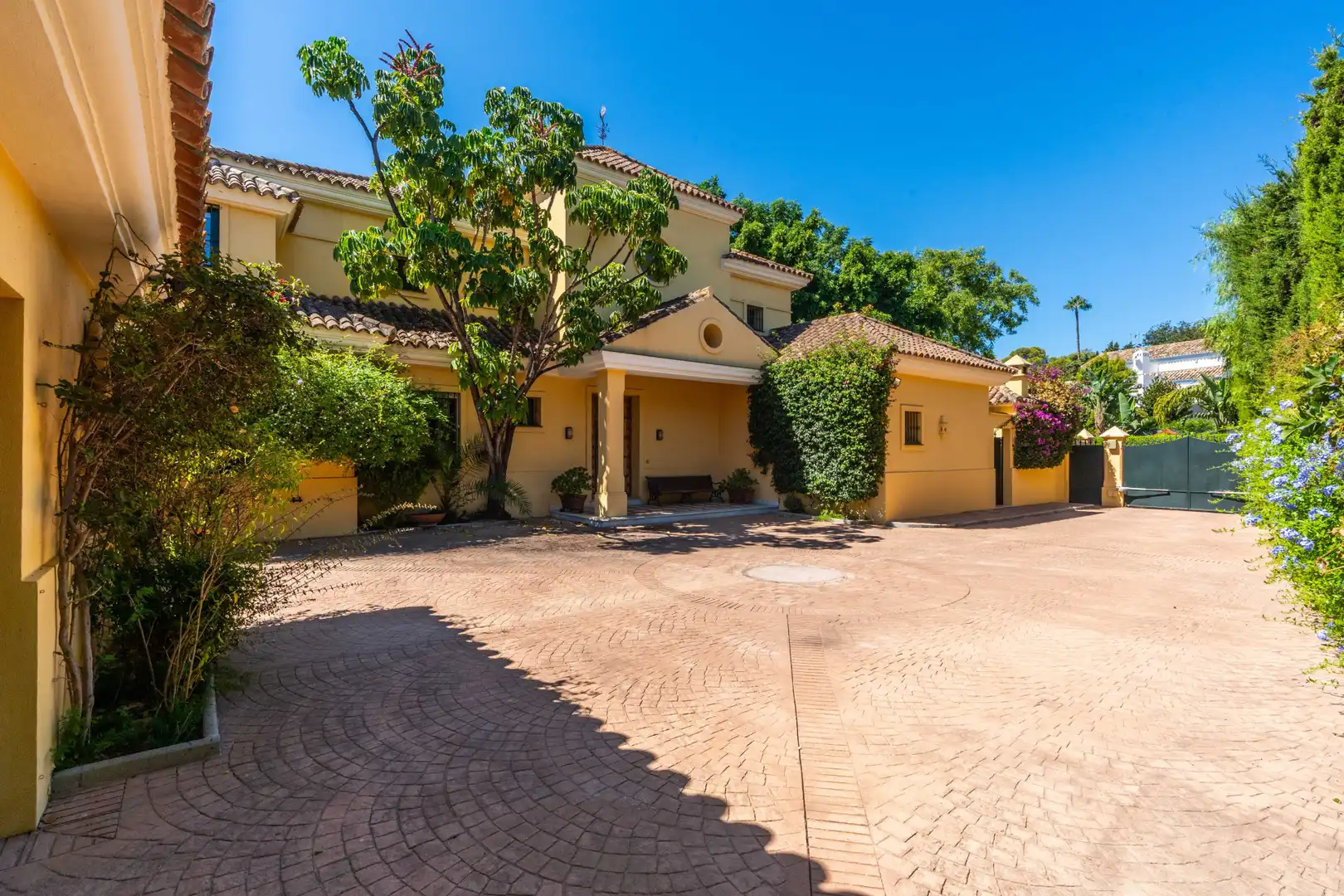 Vista exterior de Casa o xalet en venda en Marbella amb Aire condicionat, Jardí privat i Terrassa