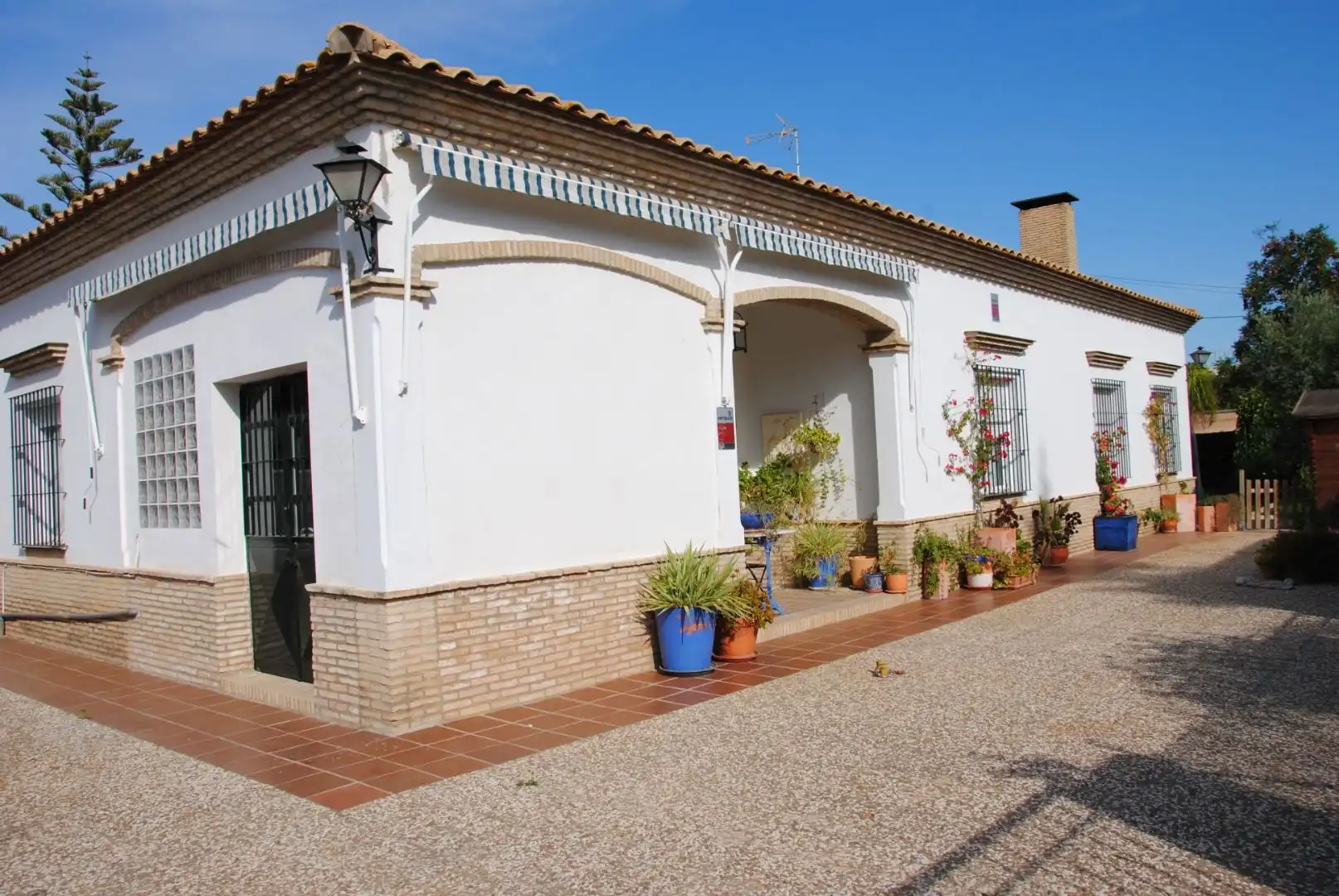 Vista exterior de Casa o xalet en venda en Espartinas amb Aire condicionat, Calefacció i Jardí privat