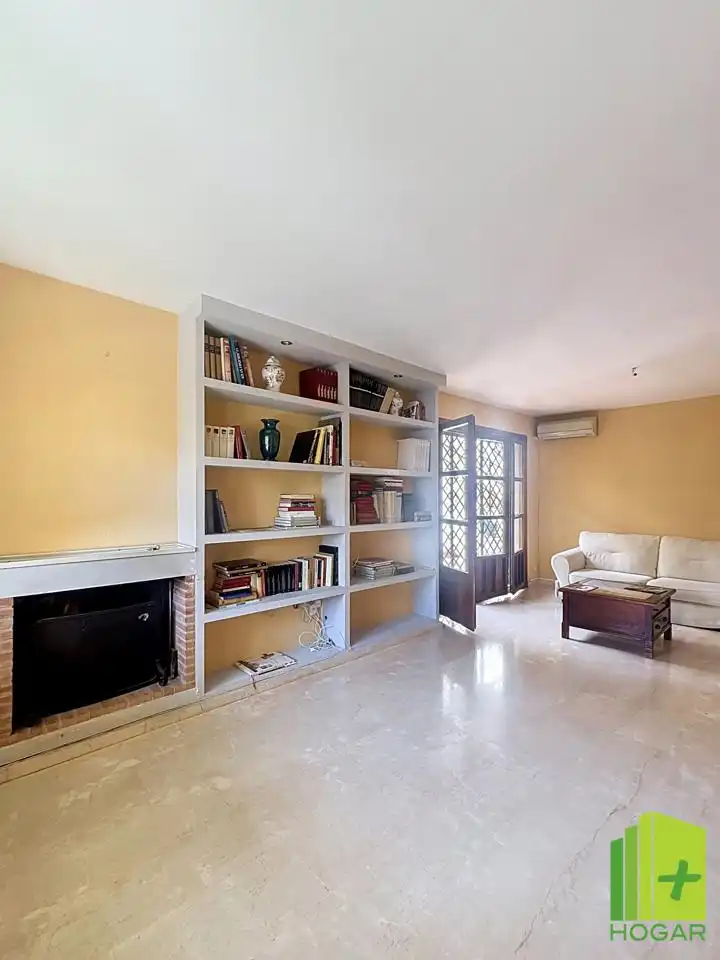Sala de estar de Casa adosada en venta en Jaén con Aire acondicionado, Jardín privado y Terraza