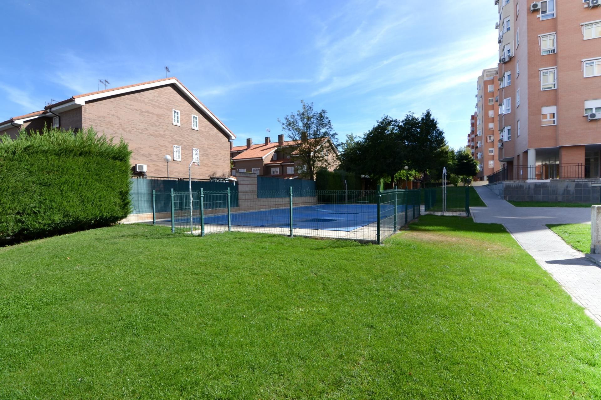 Piscina de Piso en venta en Fuenlabrada con Calefacción, Parquet y Trastero