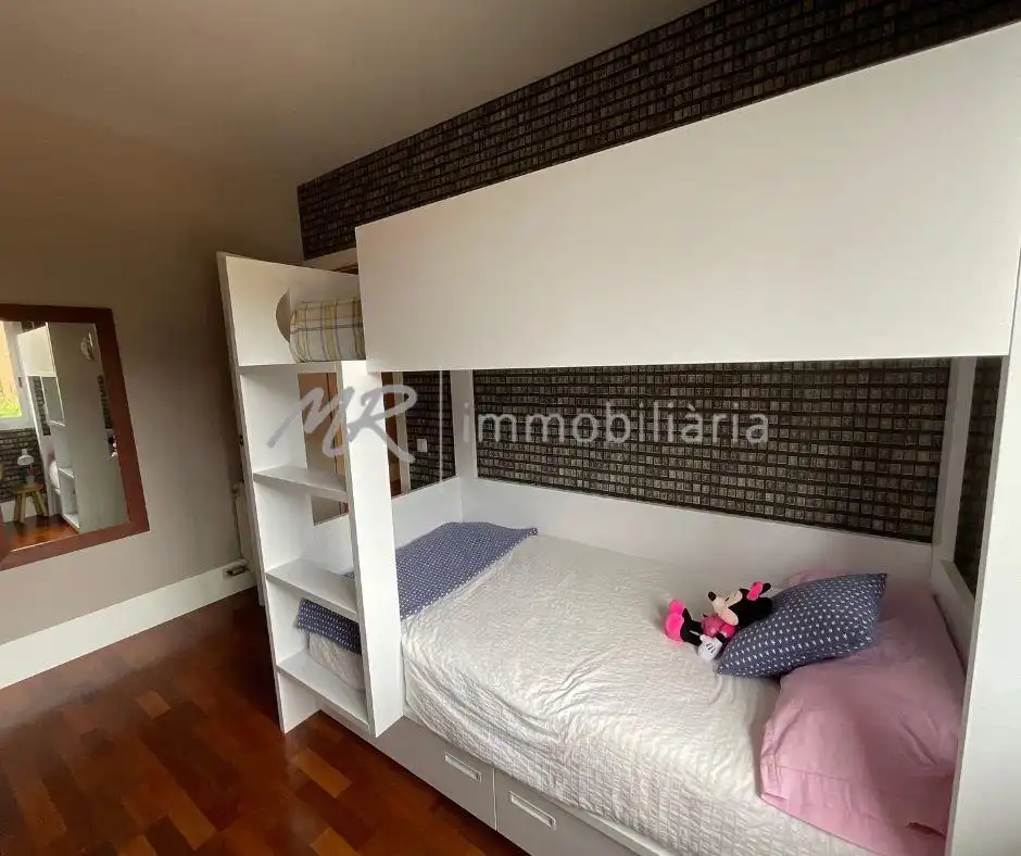 Schlafzimmer von Dachboden zum Verkauf in Vallromanes mit Heizung, Terrasse und Abstellraum