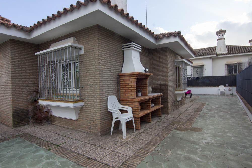 Exterior view of House or chalet for sale in El Puerto de Santa María  with Private garden, Terrace and Storage room