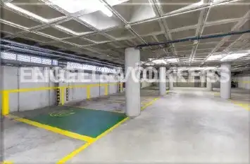 Parkplatz von Fabrikhallen zur Miete in El Prat de Llobregat