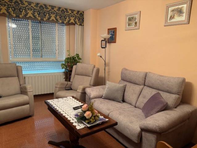 Piso en Venta en Calle de Arias en Barrio del Ave