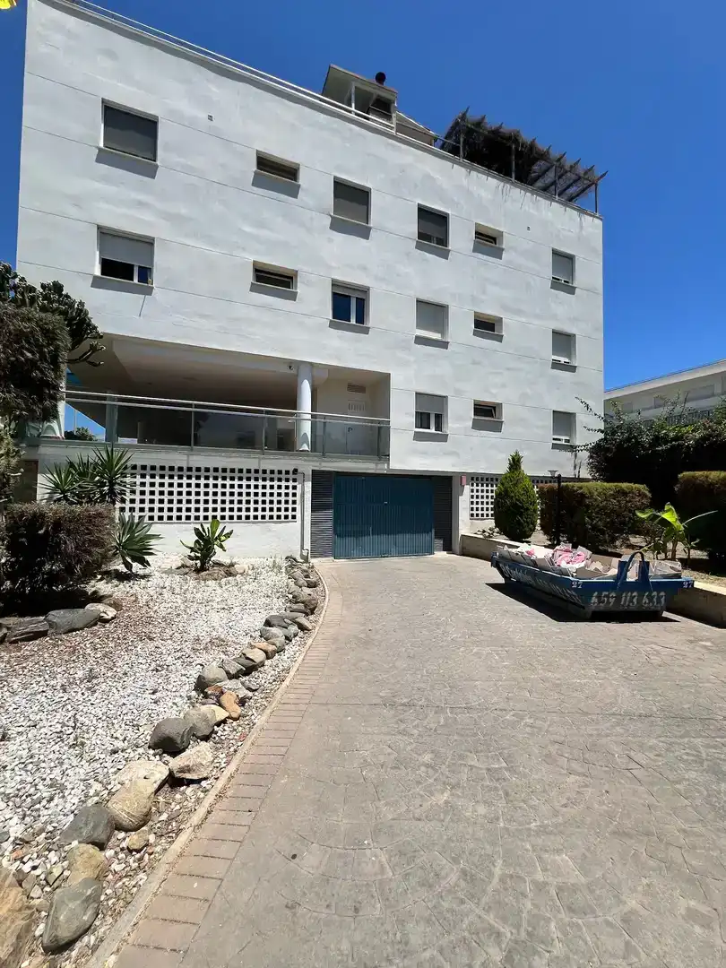 Vista exterior de Pis en venda en Vélez-Málaga amb Aire condicionat, Piscina i Balcó
