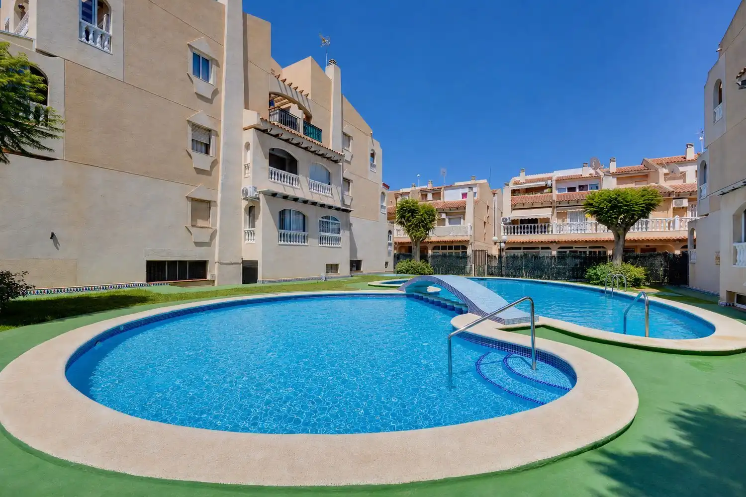 Schwimmbecken von Einfamilien-Reihenhaus zum Verkauf in Torrevieja mit Terrasse, Balkon und Gemeinschaftspool
