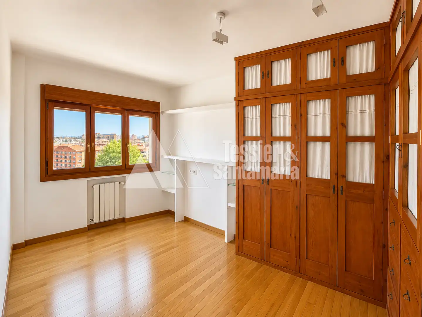 Dormitori de Pis de lloguer en Gijón  amb Calefacció, Parquet i Forn