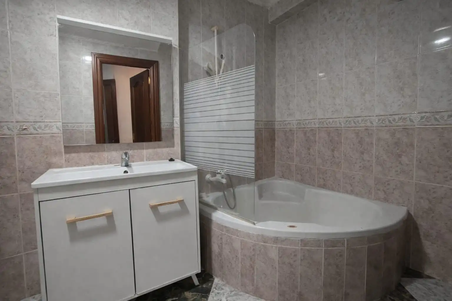Bathroom of Flat for sale in Granada  with Air Conditioner, Terrace and Furnished
