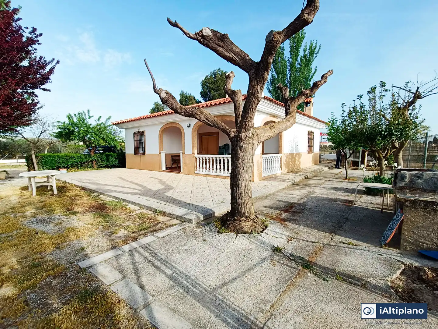 Vista exterior de Casa o xalet en venda en Baza amb Jardí privat, Piscina i Moblat