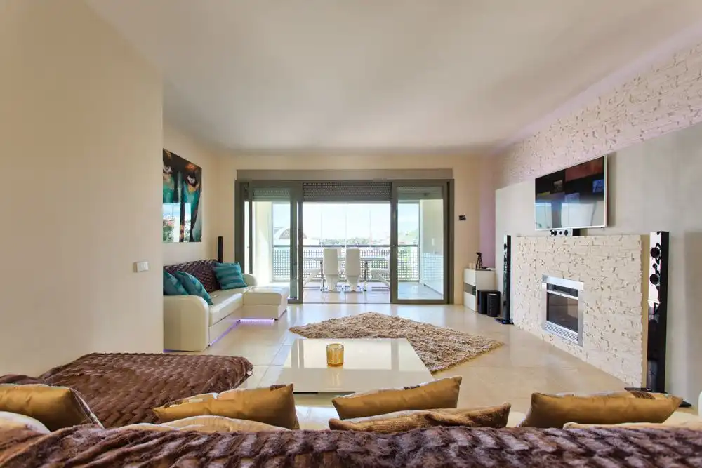 Sala de estar de Apartamento de alquiler en Benahavís con Aire acondicionado, Calefacción y Jardín privado