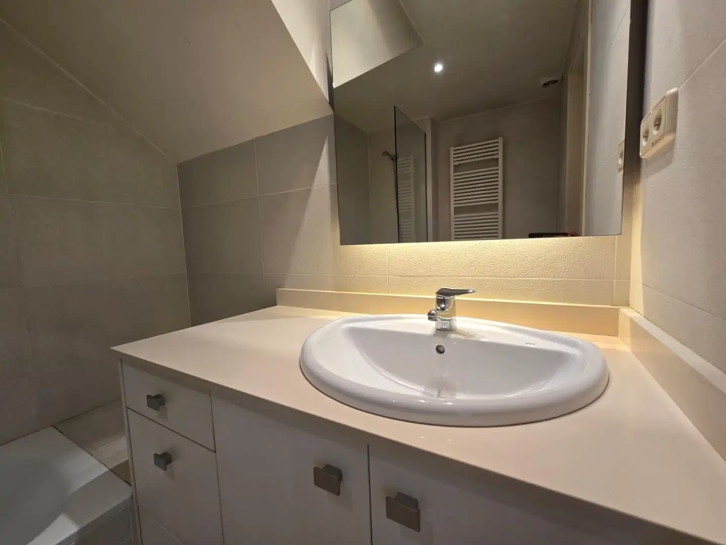 Baño de Dúplex de alquiler en El Masnou con Aire acondicionado, Calefacción y Jardín privado