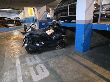 Moto con ascensore in affitto a Carrer de la Indústria 9