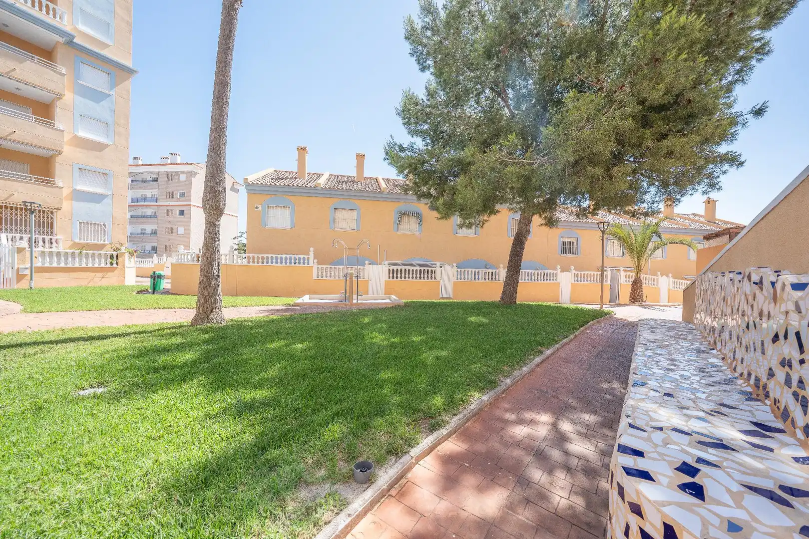 Vista exterior de Casa o xalet en venda en Elche / Elx amb Piscina comunitària