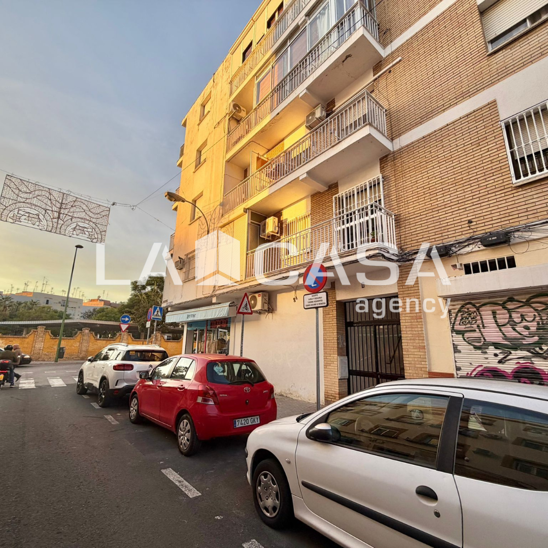 Exterior view of Single-family semi-detached for sale in  Sevilla Capital  with Balcony