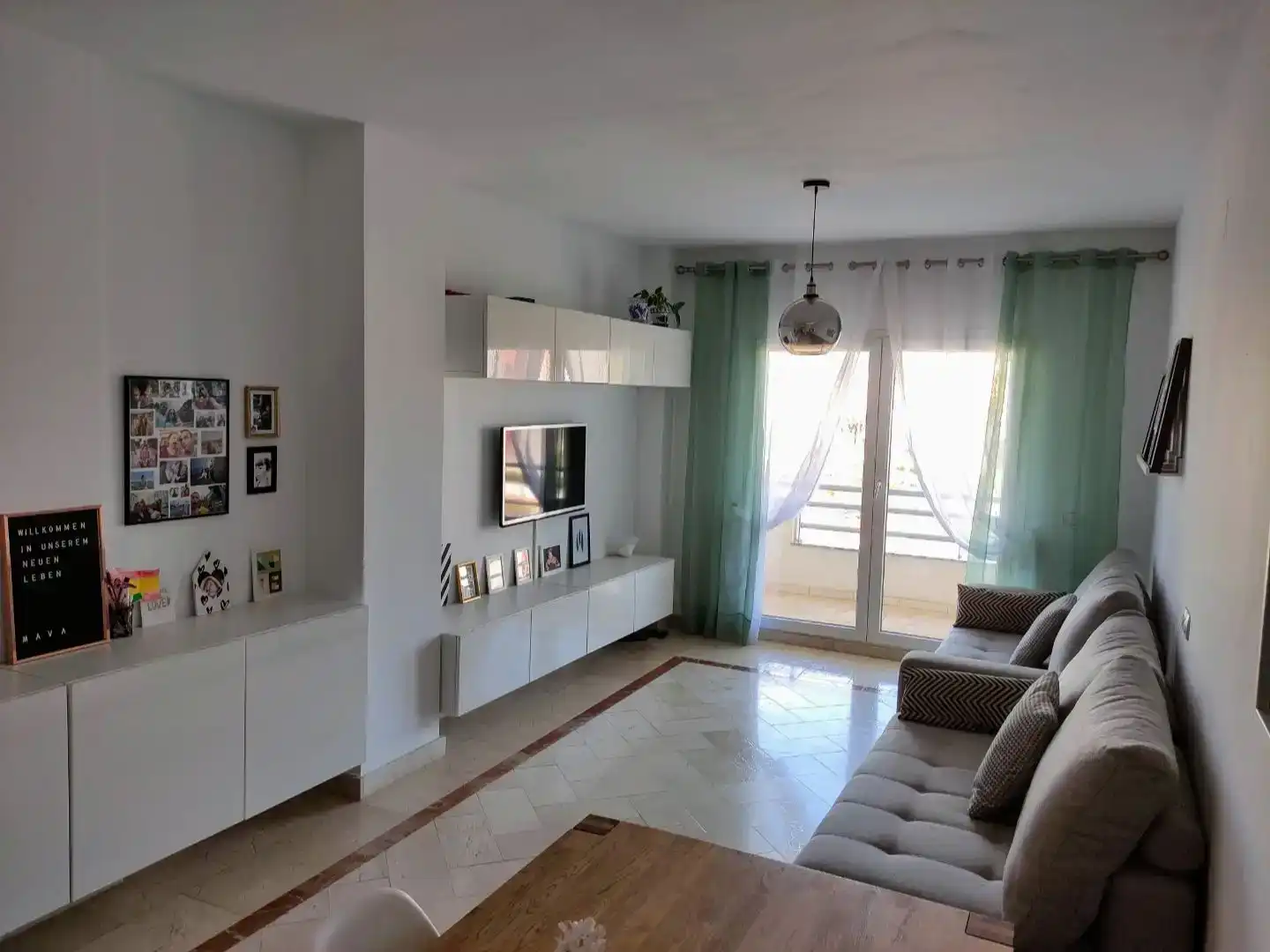 Wohnzimmer von Wohnung zur Miete in Los Barrios mit Schwimmbad und Balkon