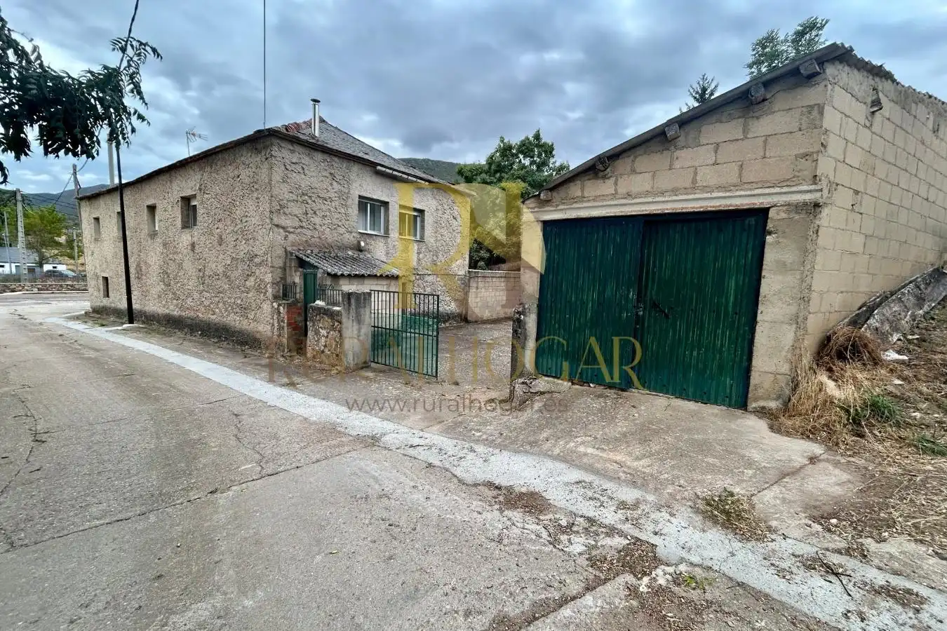 Vista exterior de Casa adosada en venta en Cabrillanes con Calefacción, Jardín privado y Amueblado