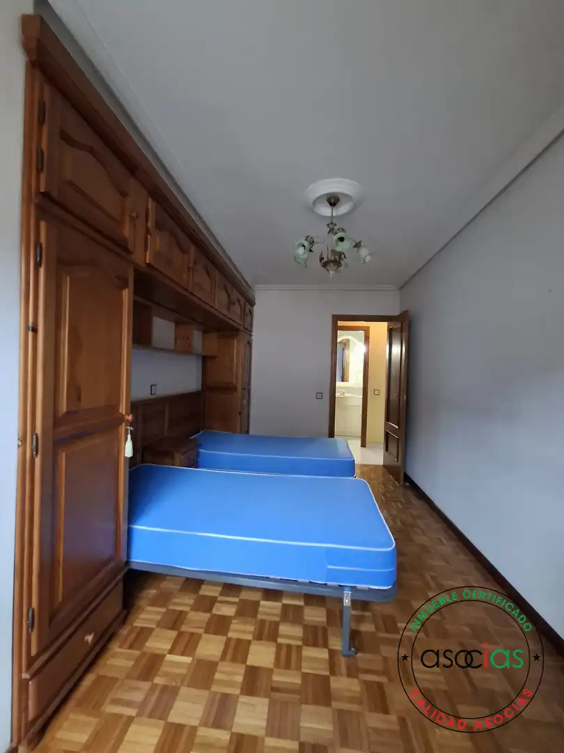 Schlafzimmer von Wohnung zur Miete in Gijón  mit Heizung, Parkett und Möbliert