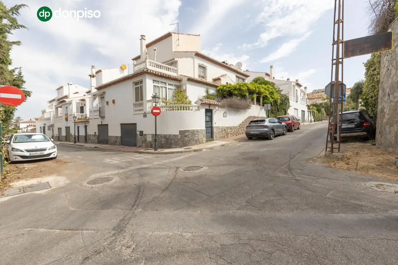 Außenansicht von Einfamilien-Reihenhaus zum Verkauf in Granada mit Heizung, Terrasse und Abstellraum