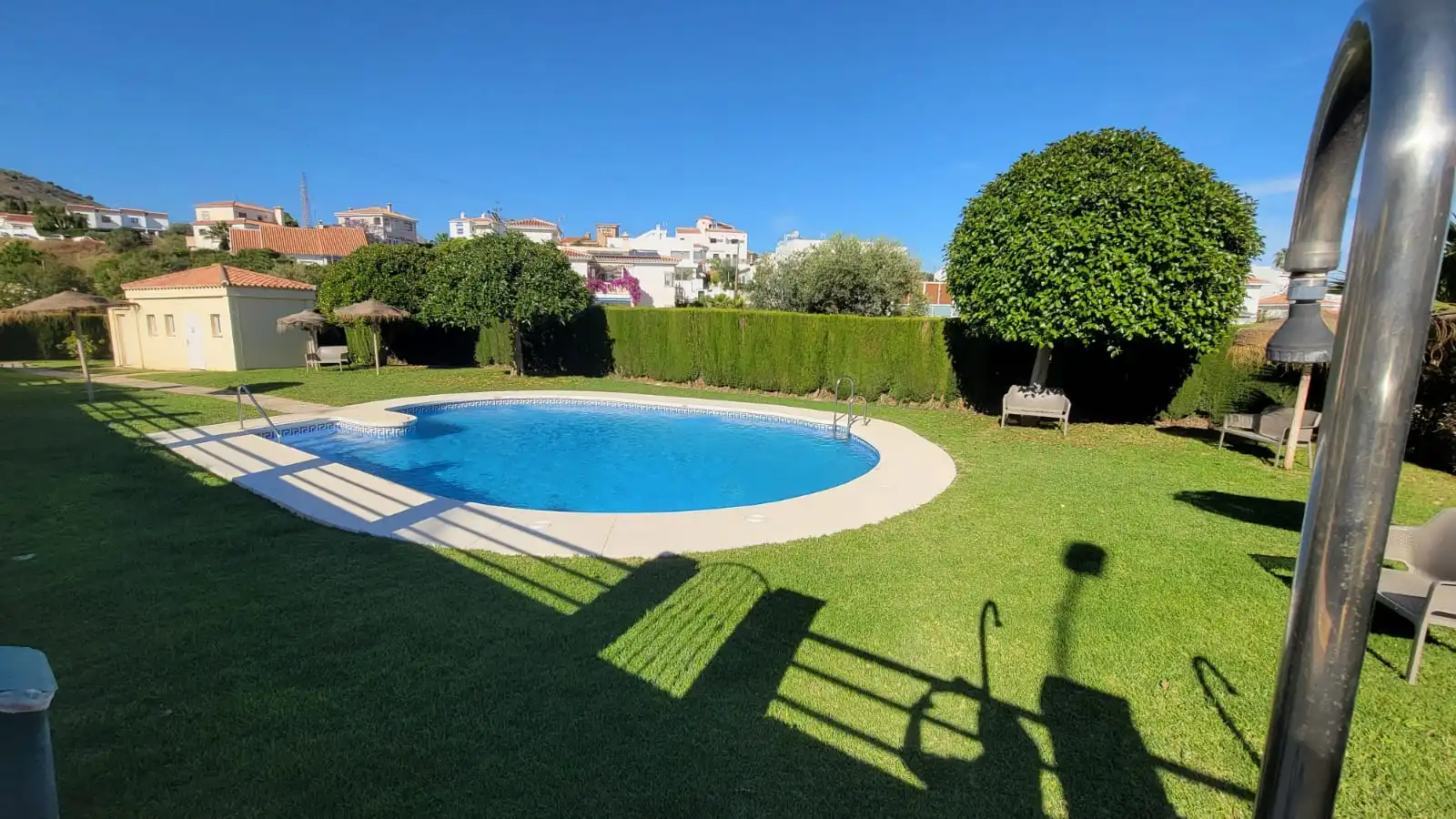 Piscina de Casa adosada en venta en Vélez-Málaga con Aire acondicionado y Piscina comunitaria