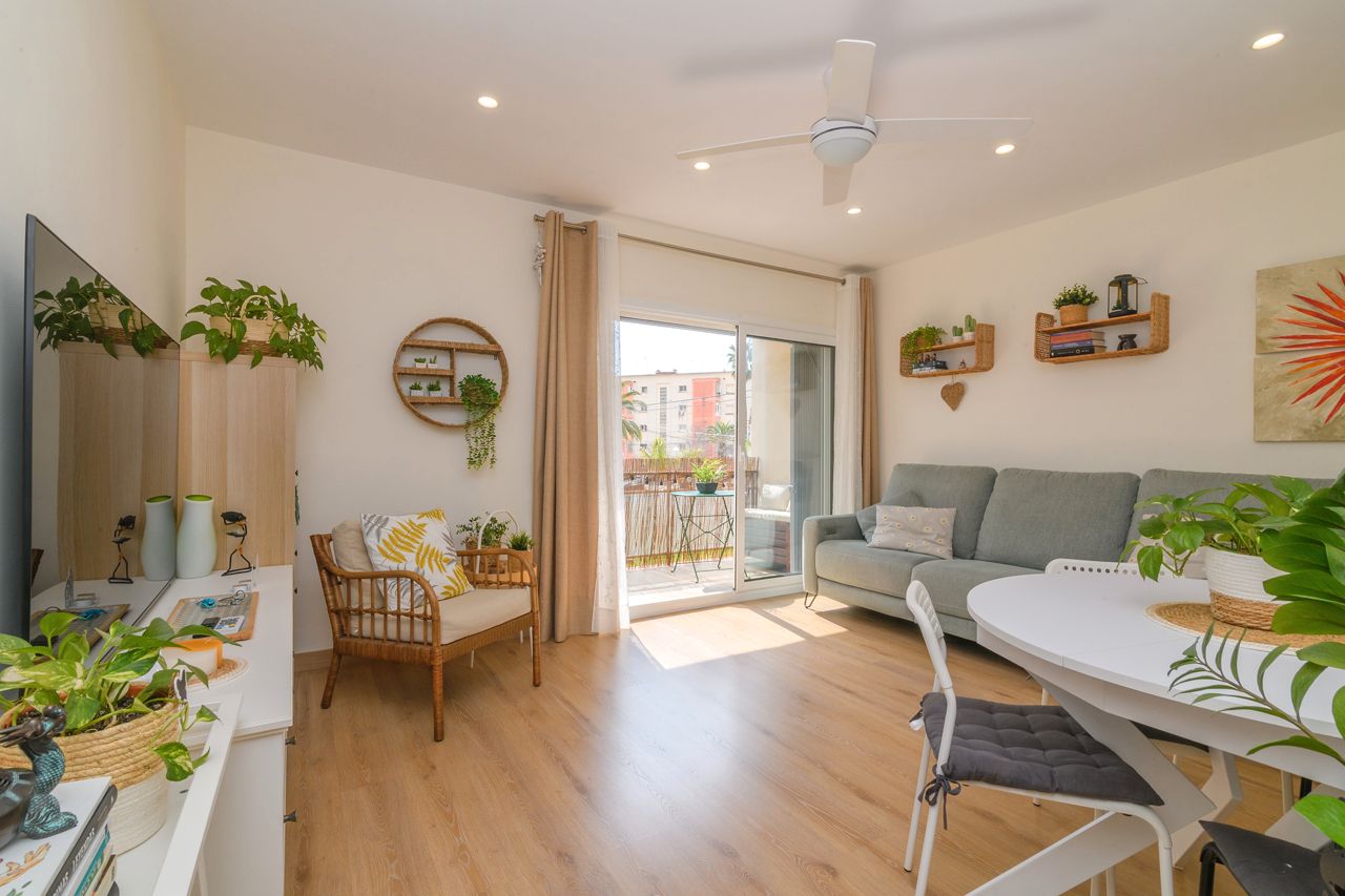 Living room of Flat for sale in Viladecans  with Parquet flooring, Oven and Balcony