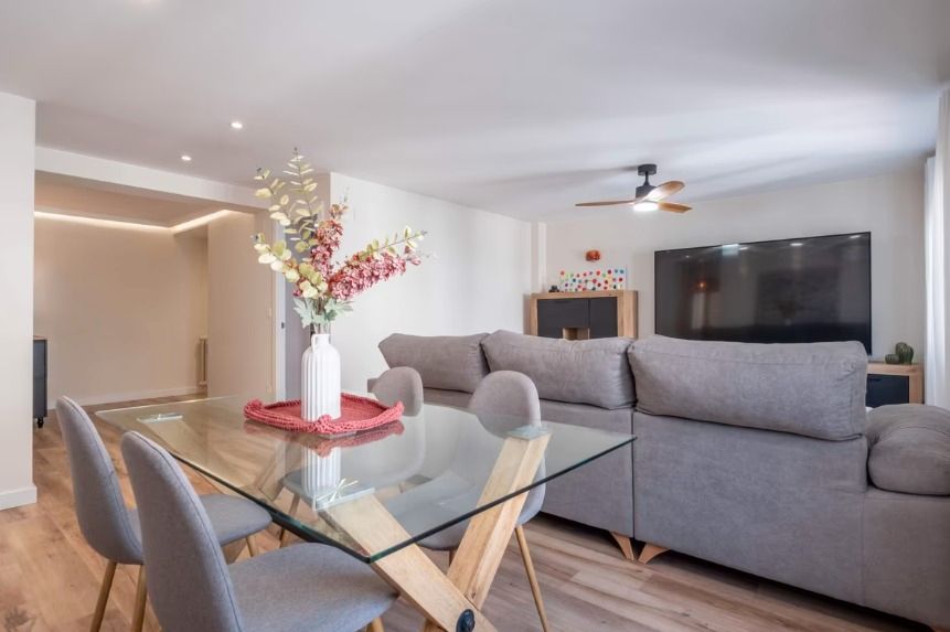Sala d'estar de Àtic en venda en L'Hospitalet de Llobregat amb Terrassa