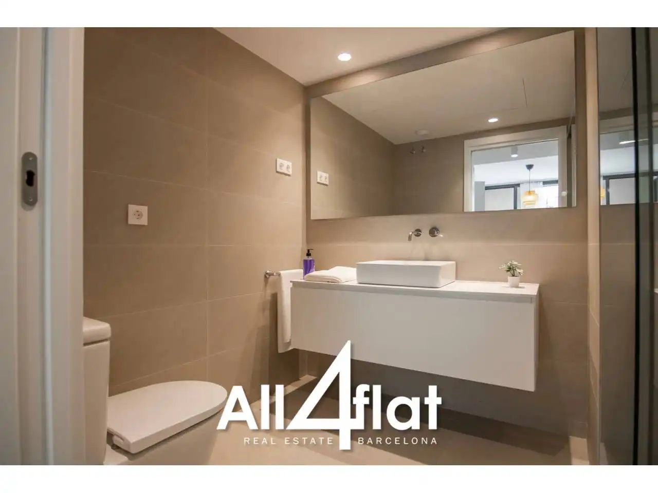 Bathroom of Flat for rent in Barcelona  with Air Conditioner, Heating and Furnished