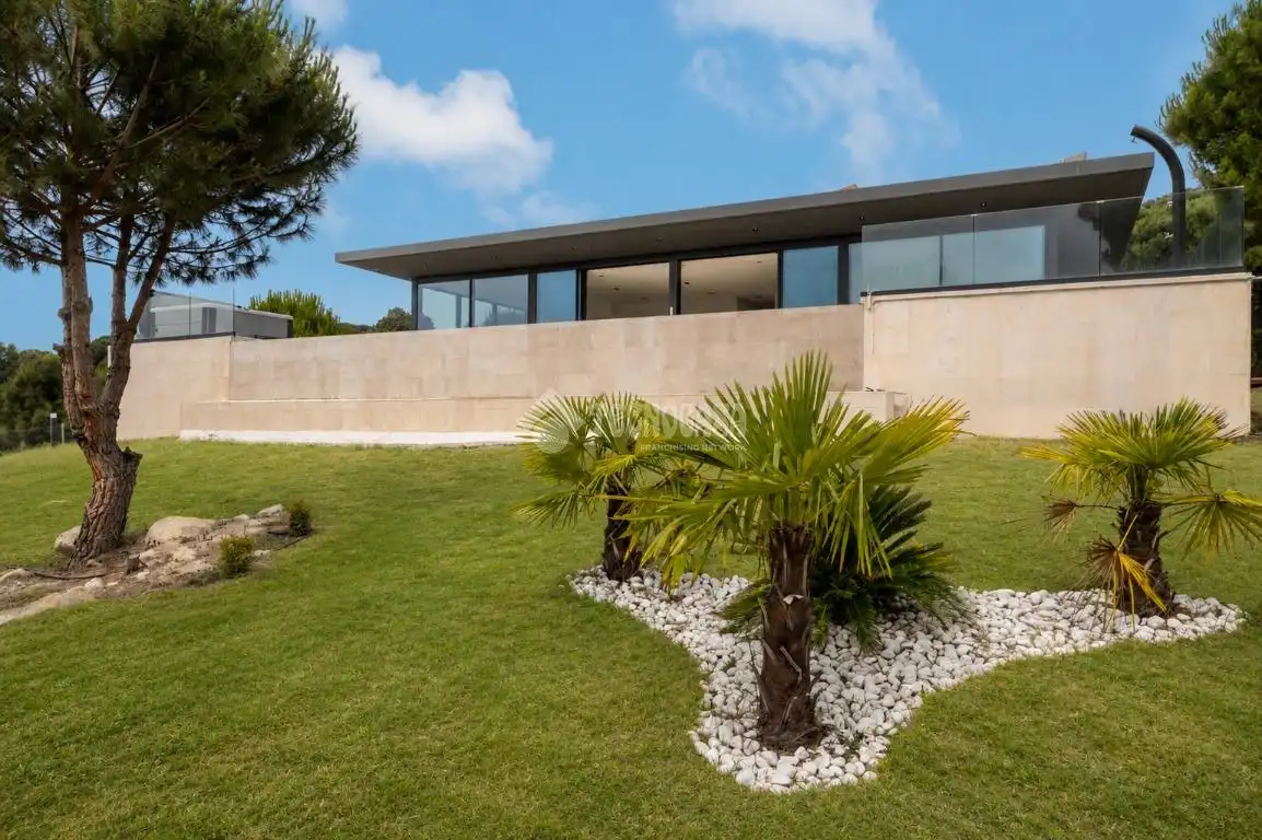 Vista exterior de Casa o xalet en venda en Torrelodones amb Aire condicionat, Calefacció i Jardí privat