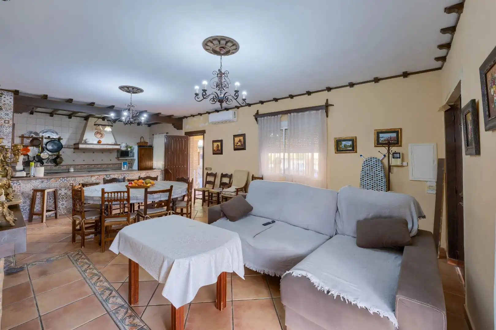 Sala de estar de Casa o chalet en venta en Sanlúcar la Mayor con Aire acondicionado, Calefacción y Jardín privado